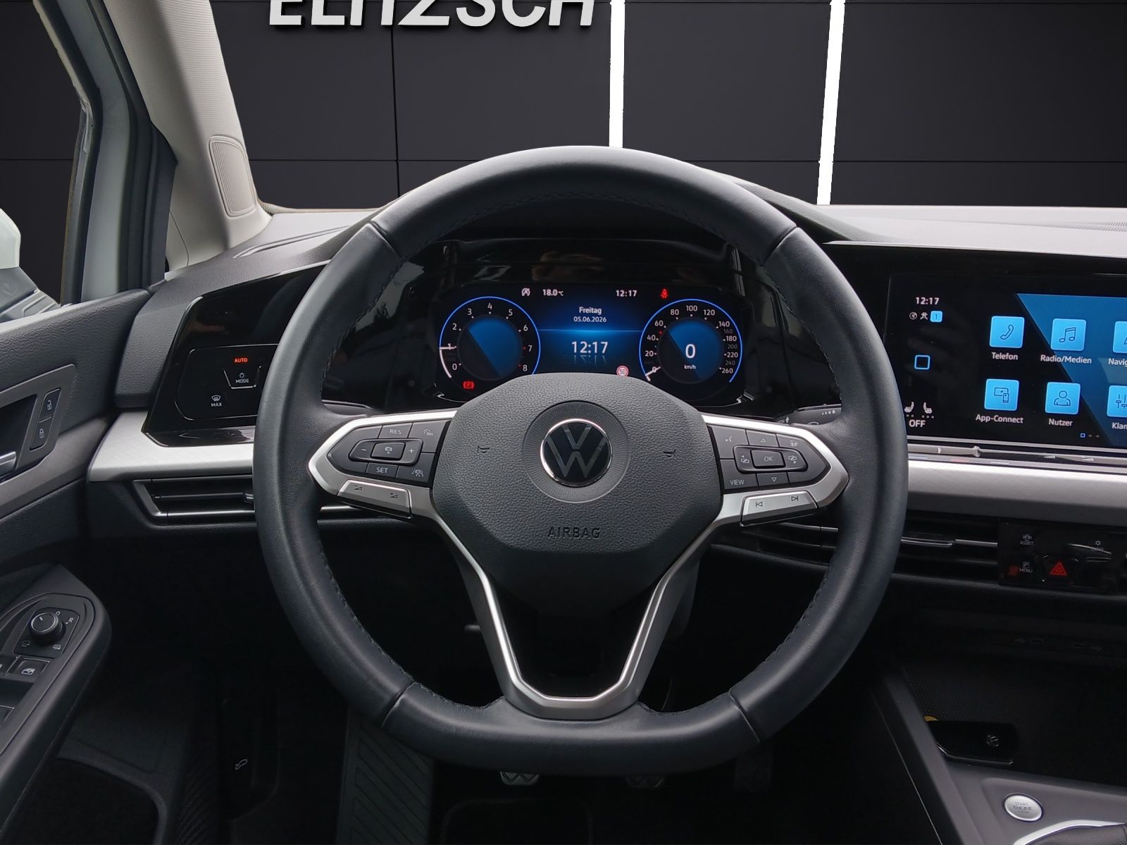 Fahrzeugabbildung Volkswagen Golf VIII Variant TSI Life LED Navi AID ACC PDC