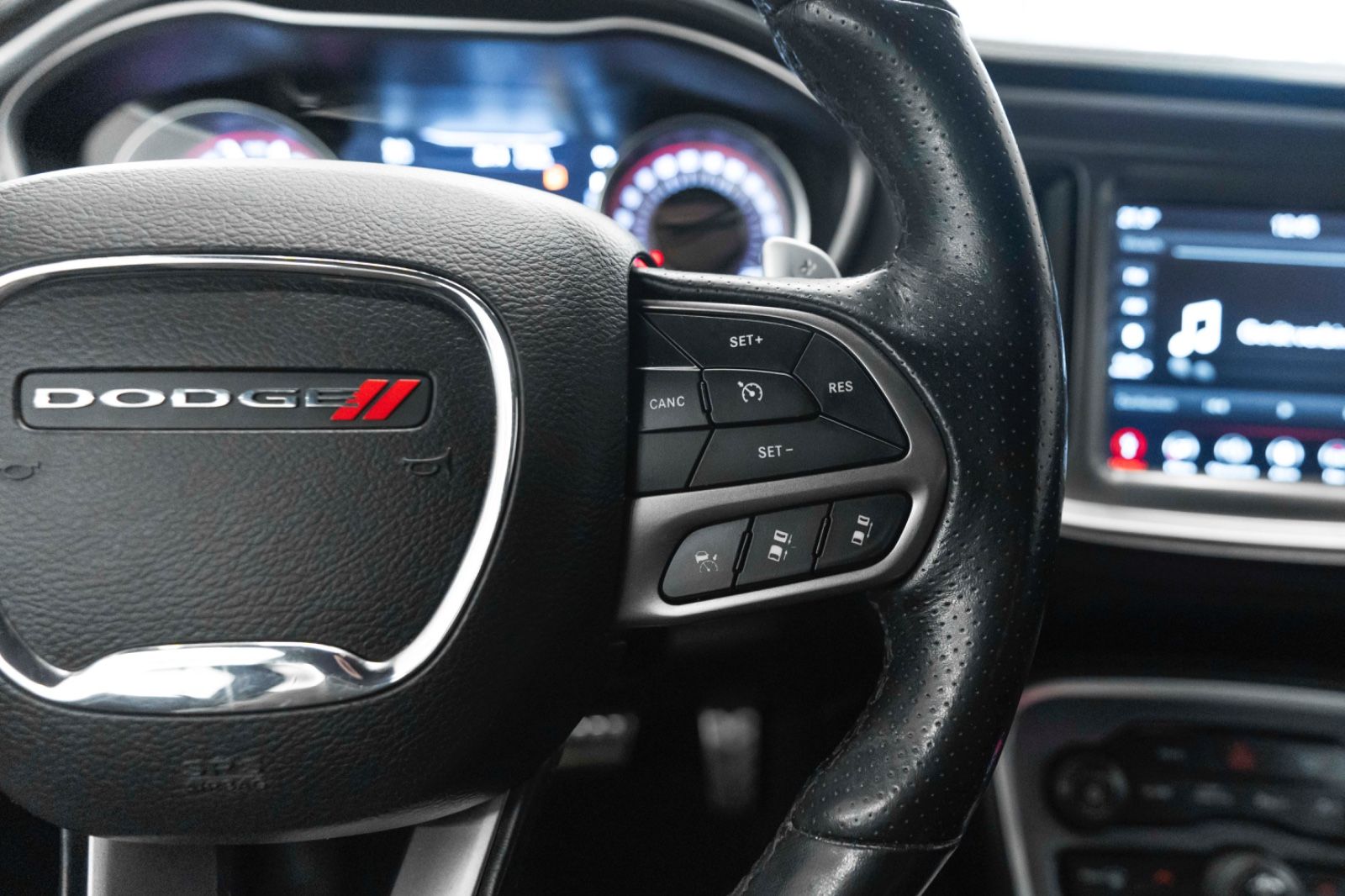 Fahrzeugabbildung Dodge Challenger 5,7 R/T ACC KAM CARPLAY NAV ALPINE