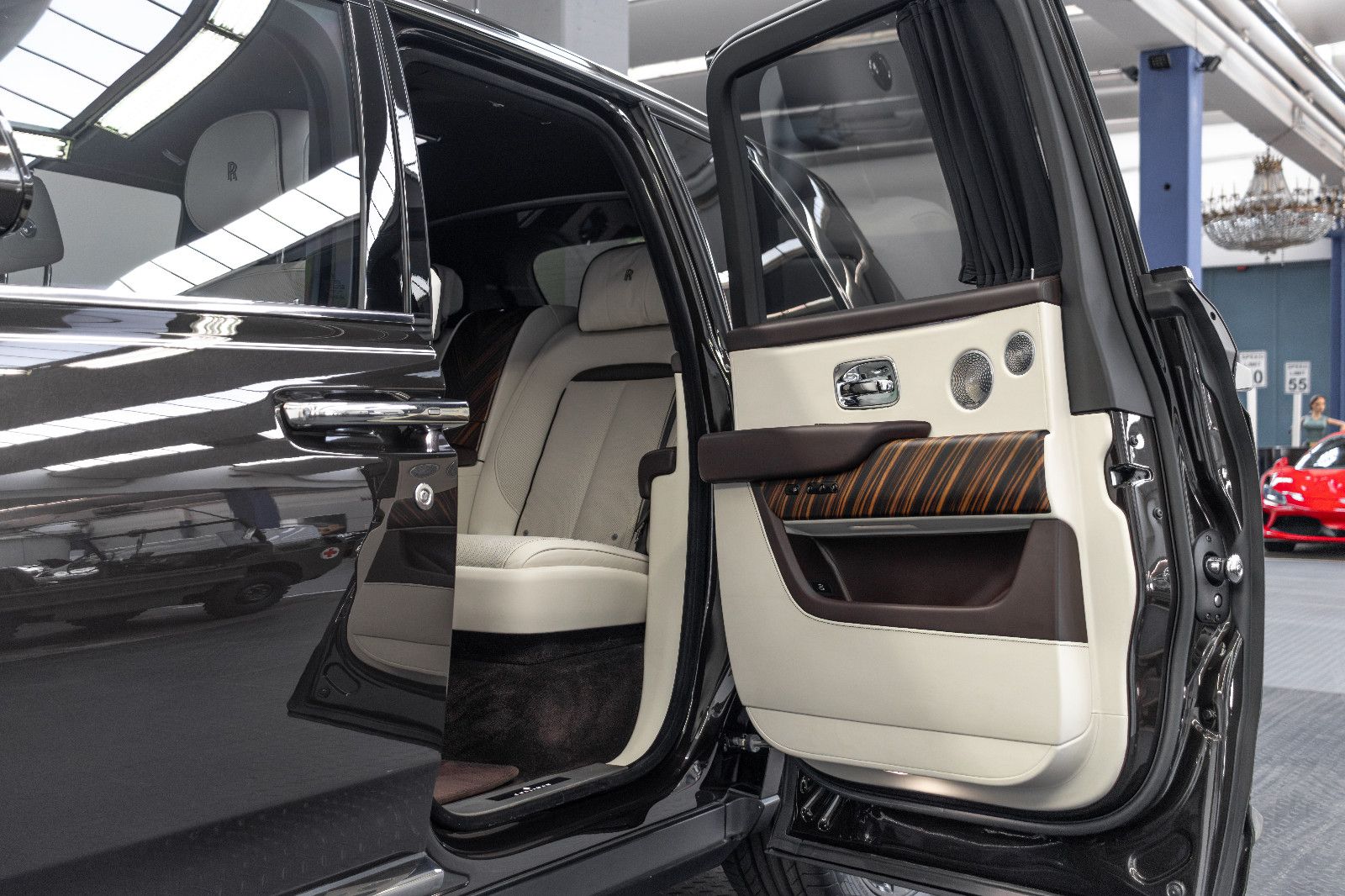 Fahrzeugabbildung Rolls-Royce Cullinan/4-SEATS/PANO/BELÜFTUNG/TV/BESPOKE/NIGHT