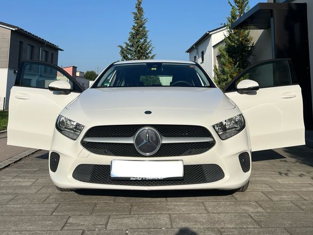 MERCEDES-BENZ A 200-2020-Schaltgetriebe-Lederlenkrad