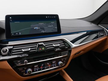 Fahrzeugabbildung BMW 530e M Sport Panorama360°Laser HUD DAB HiFi AHK