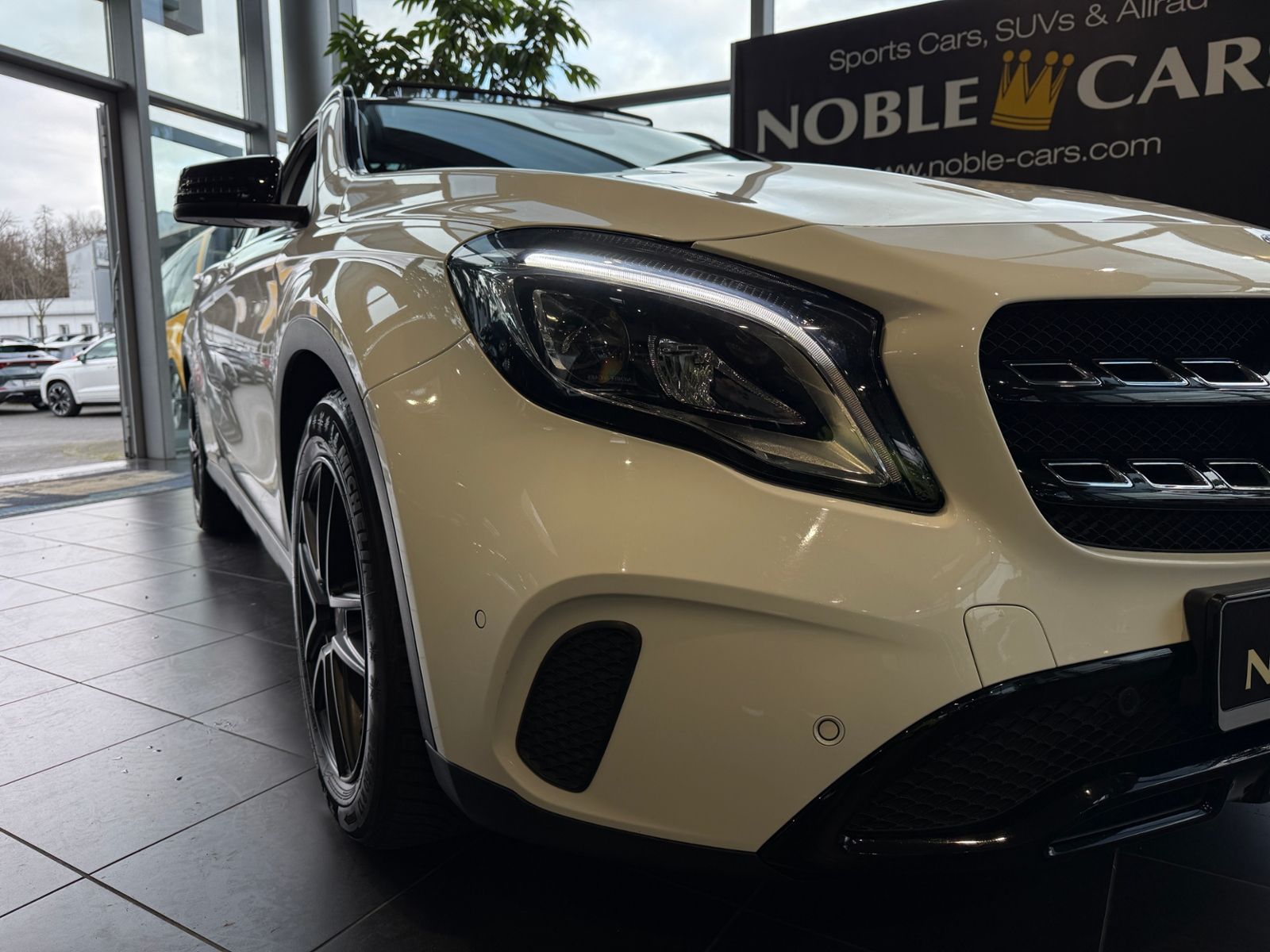 Fahrzeugabbildung Mercedes-Benz GLA 200 Night PANO LED NAVI