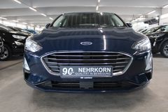 Fahrzeugabbildung Ford Focus Titanium Automatik Scheiben + Sitzheizung