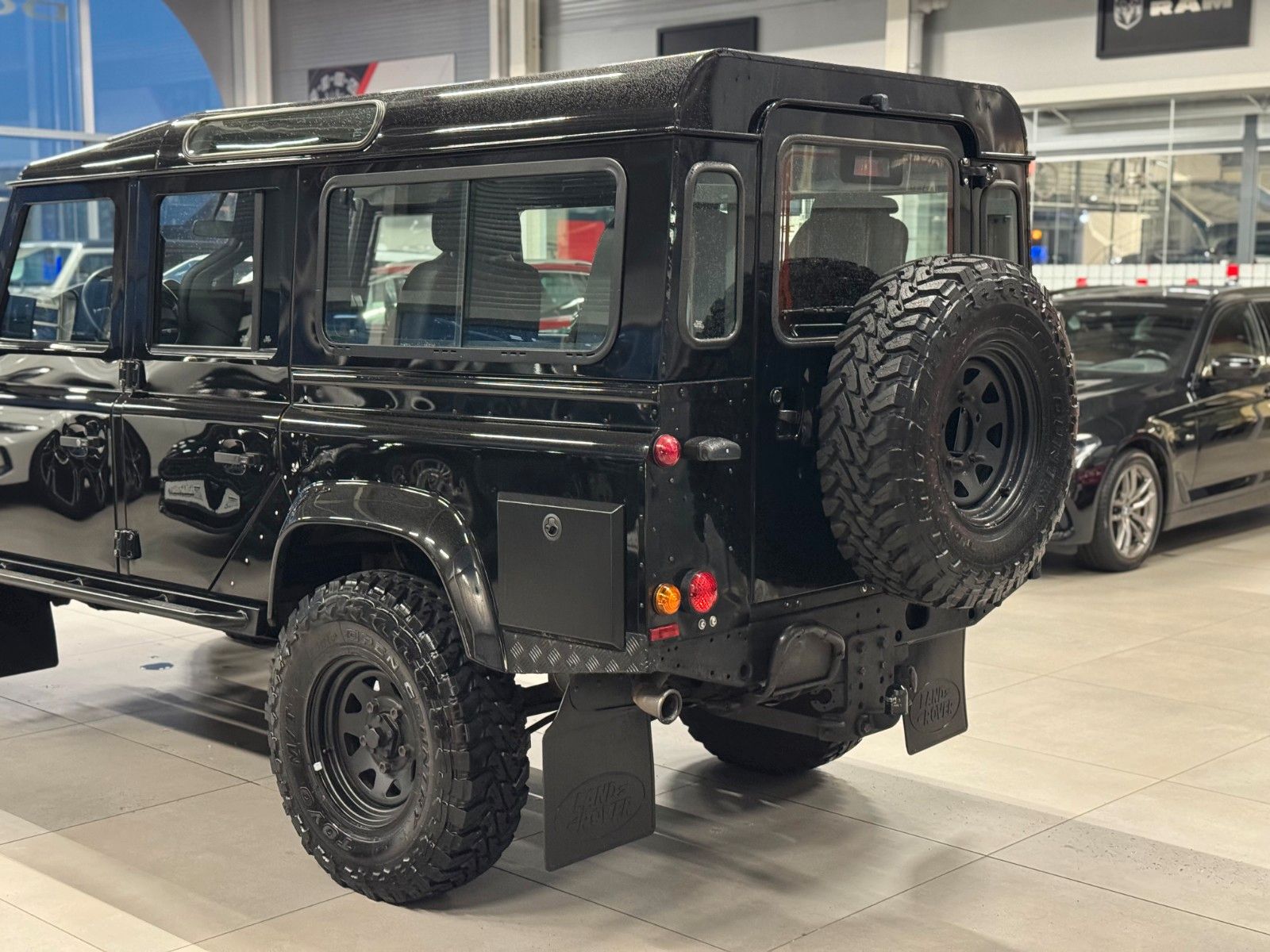 Fahrzeugabbildung Land Rover Defender 110 SE Station Wagon "Maxi-UMBAU"