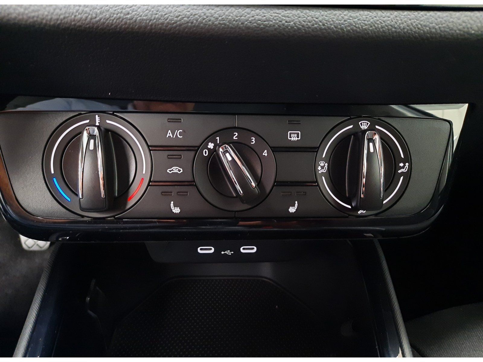 Fahrzeugabbildung SKODA Fabia Essence TSI *LED*PDC*Sitzhzg*APP*DAB*VZE*