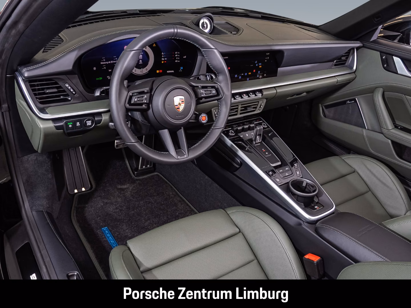 PORSCHE 992 911 CARRERA 4 GTS CABRIOLET