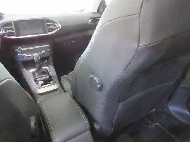 Fahrzeugabbildung Peugeot 308 ALLURE 1.2T NAVI/LED/PANO/LEDER/PDC/ACC/17"