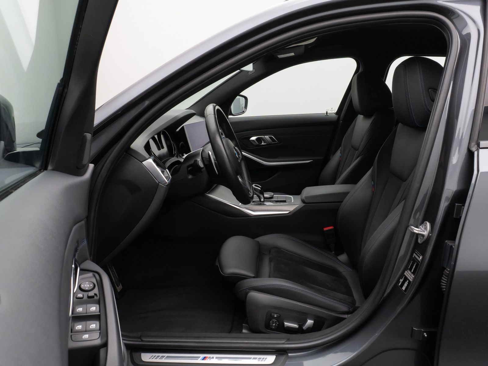 Fahrzeugabbildung BMW 330d M Sport HiFi Lenkradheiz AHK Komfort 18Zoll