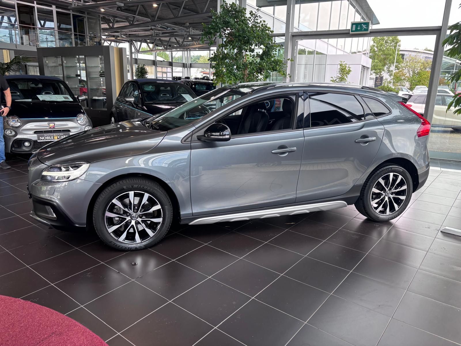 Fahrzeugabbildung Volvo V40 Cross Country Plus PANO ACC BLIS LED
