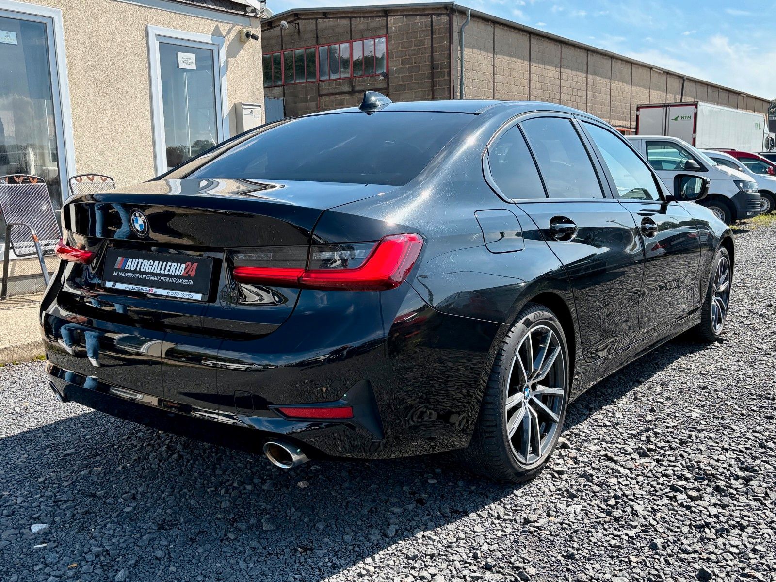 Fahrzeugabbildung BMW 320i Limo Aut. Navi 18"LMR LED 1.HAND SPORTLENK