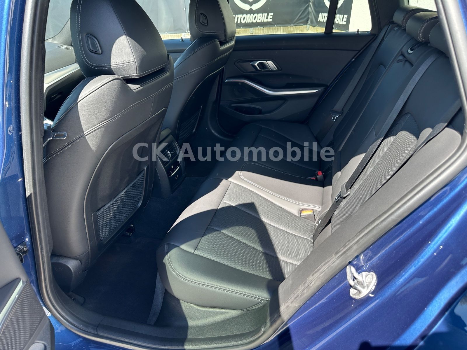 Fahrzeugabbildung BMW 318d Touring Sport-Line/Shadow-Line/Navi/Laser