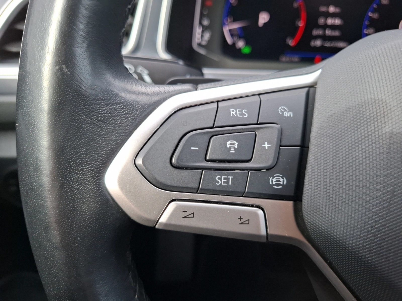 Fahrzeugabbildung Volkswagen T-Roc TSI Style DSG LEDplus Navi AID ACC RFK SH