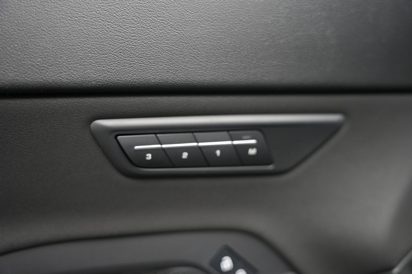 Fahrzeugabbildung Jaguar E-PACE R-Dynamic SE *Meridian*Memory*Virtual*ACC