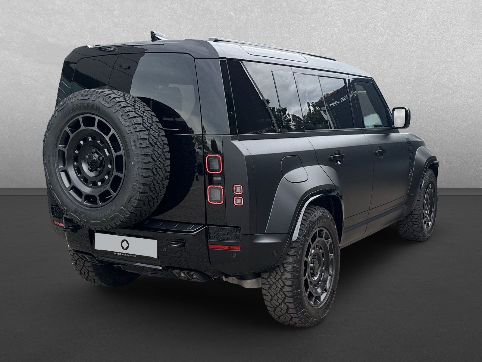 Land Rover Defender 110 4.4 Benzin P635 OCTA Black Edition imagem 2