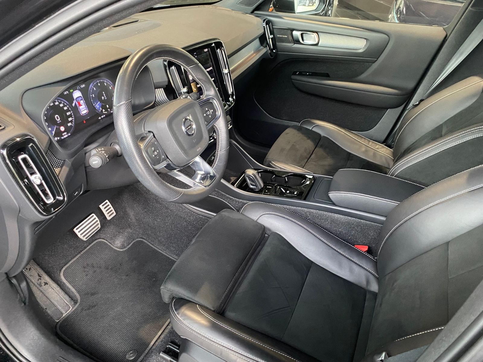 Fahrzeugabbildung Volvo XC40 R Design 2WD AHK LED NAV SHZ ALU