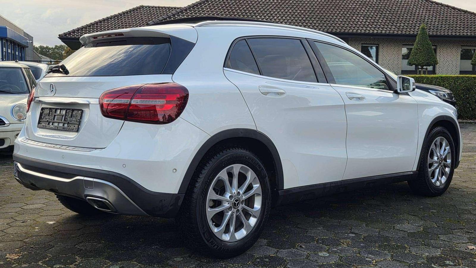 Mercedes-Benz GLA 180 GLA 180 Panoramadach Anhängerkupplung LE