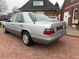Mercedes-Benz E 220 KLIMA+SHD+AUTOMATIK+AHK - Mercedes-Benz E 220 mit Benzin-Antrieb: Limousine
