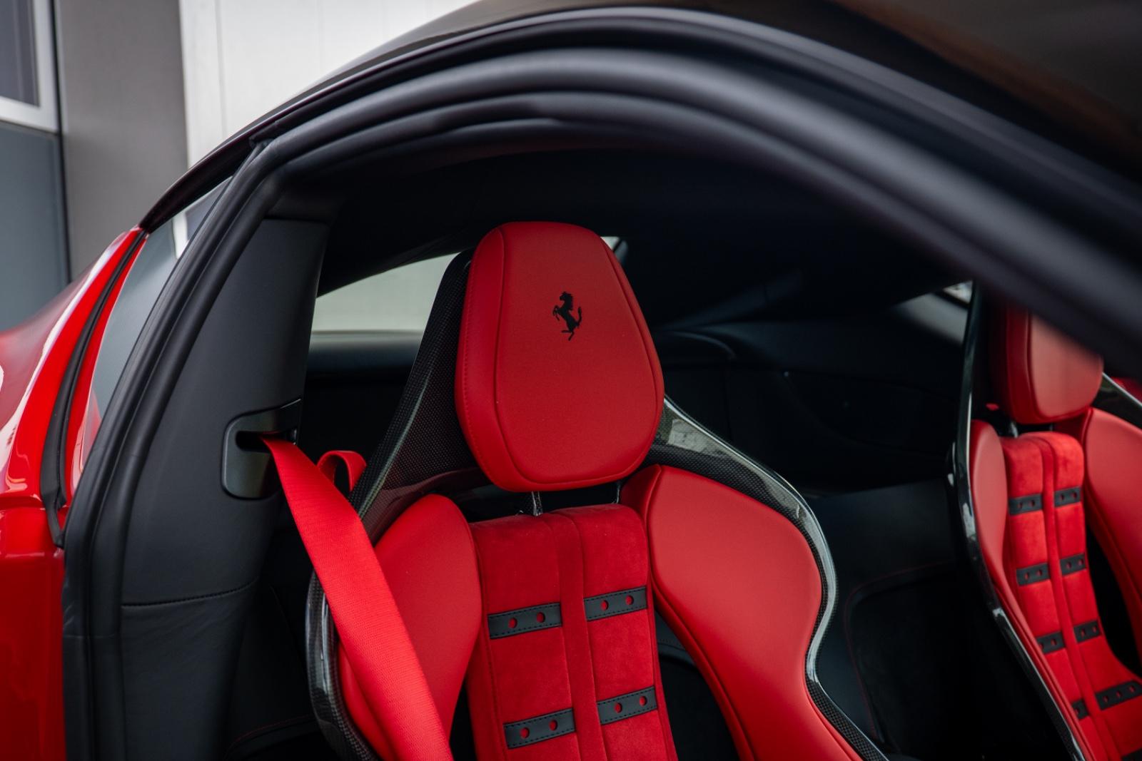 Ferrari LIFT/CARBON/RACING SEATS/ACC