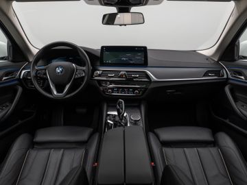 Fahrzeugabbildung BMW 530e Tour Luxury Line HiFi Pano AHK Kamera DAB