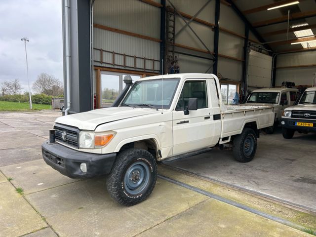 Toyota Land Cruiser HZJ79 