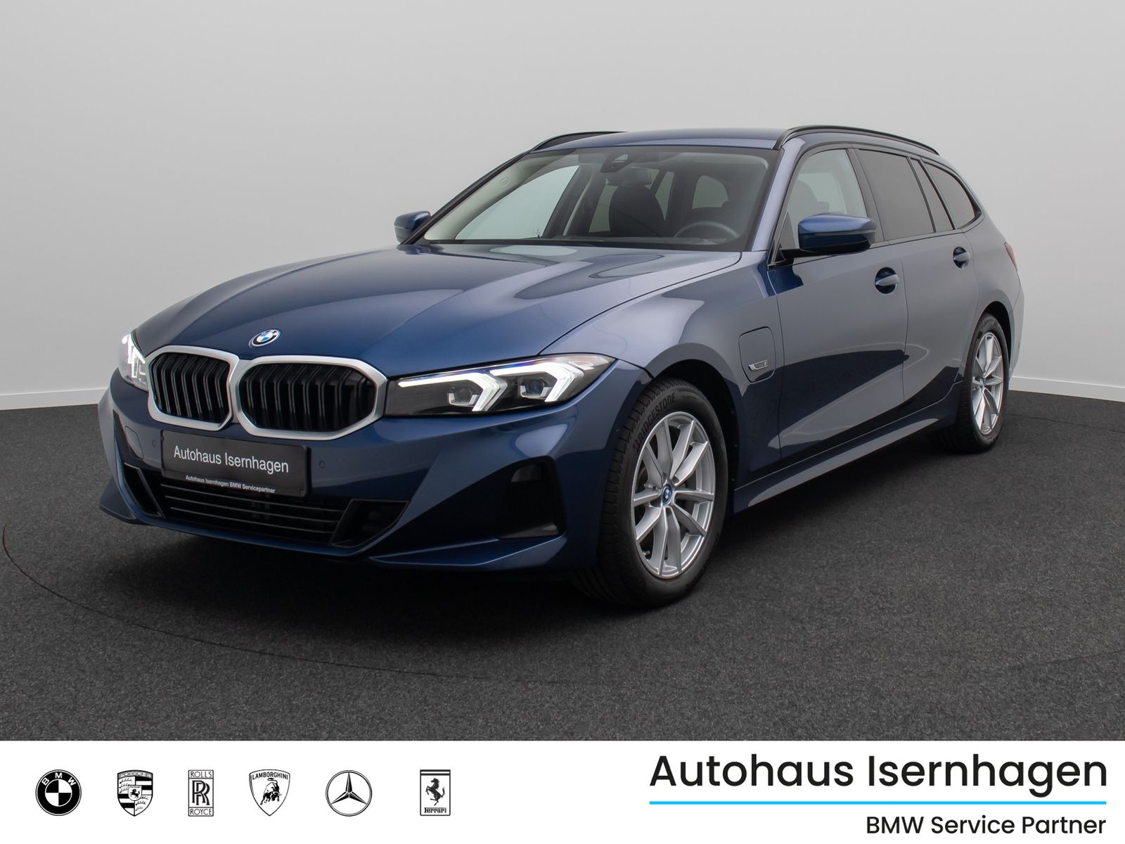 Fahrzeugabbildung BMW 320e HUD Alarm DAB Kamera GeschwindigReg Widscre