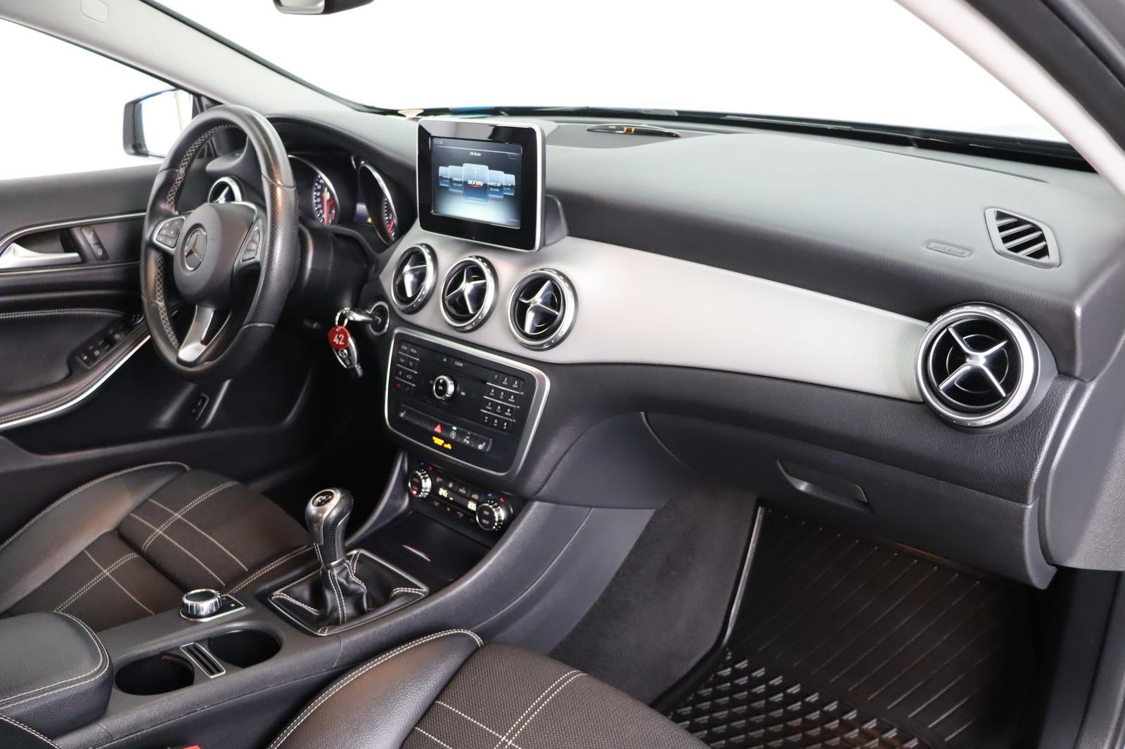 Mercedes-Benz GLA 200 Score * Bi- Xenon * Navi * SHZ *