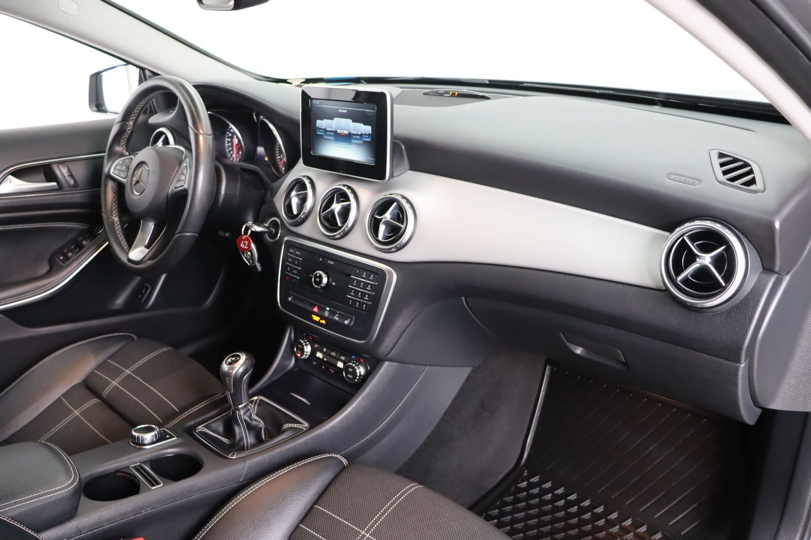 Fahrzeugabbildung Mercedes-Benz GLA 200 Score * Bi- Xenon * Navi * SHZ *