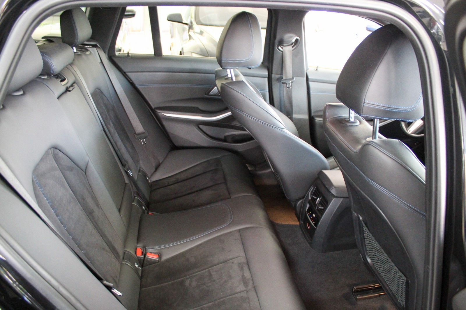 BMW 320d Touring xDrive M Sport Automatik AHK 1.Hand foto 10