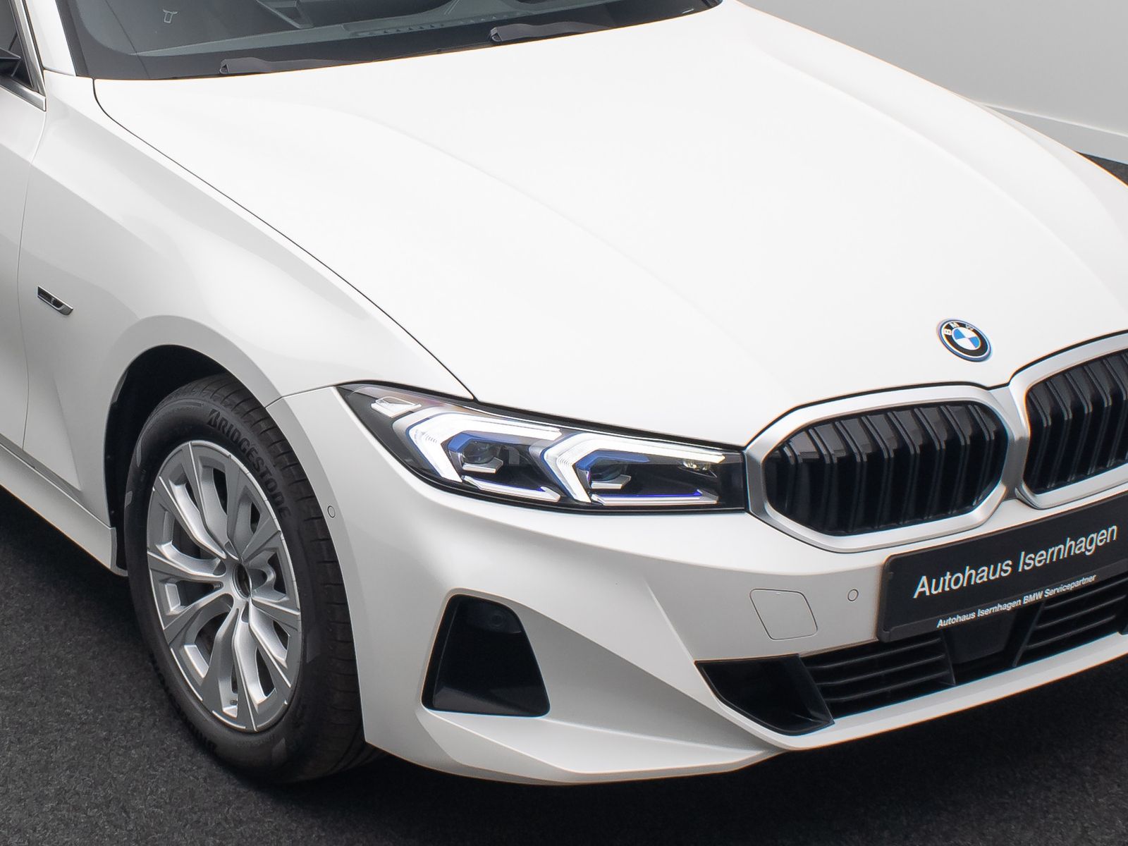 Fahrzeugabbildung BMW 330e xD Panorama HUD H/K AHK Alarm Sport Leder