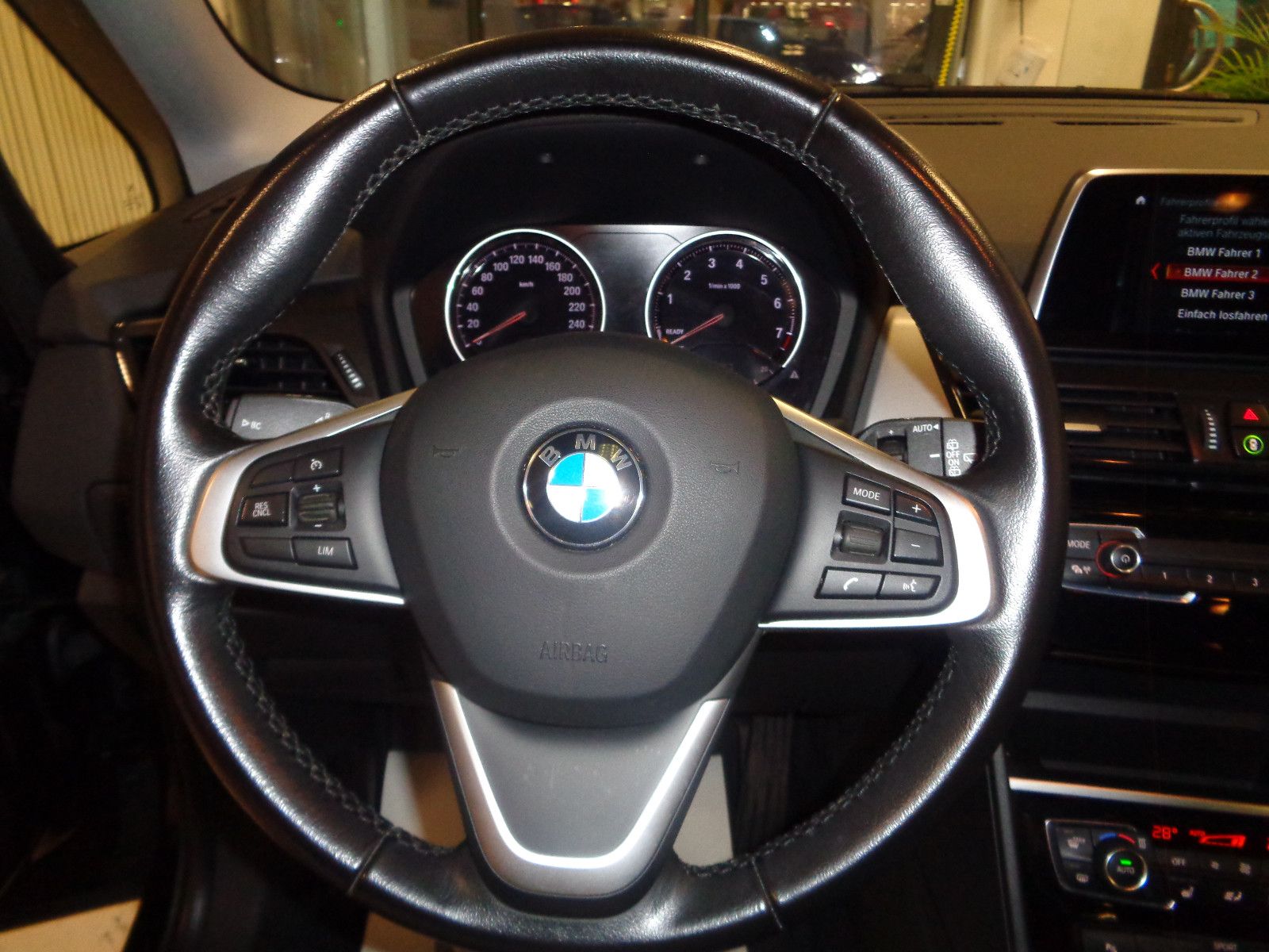 Fahrzeugabbildung BMW 218 Gran Tourer / PANO / KAMERA / NAVI/AUTOMATIK