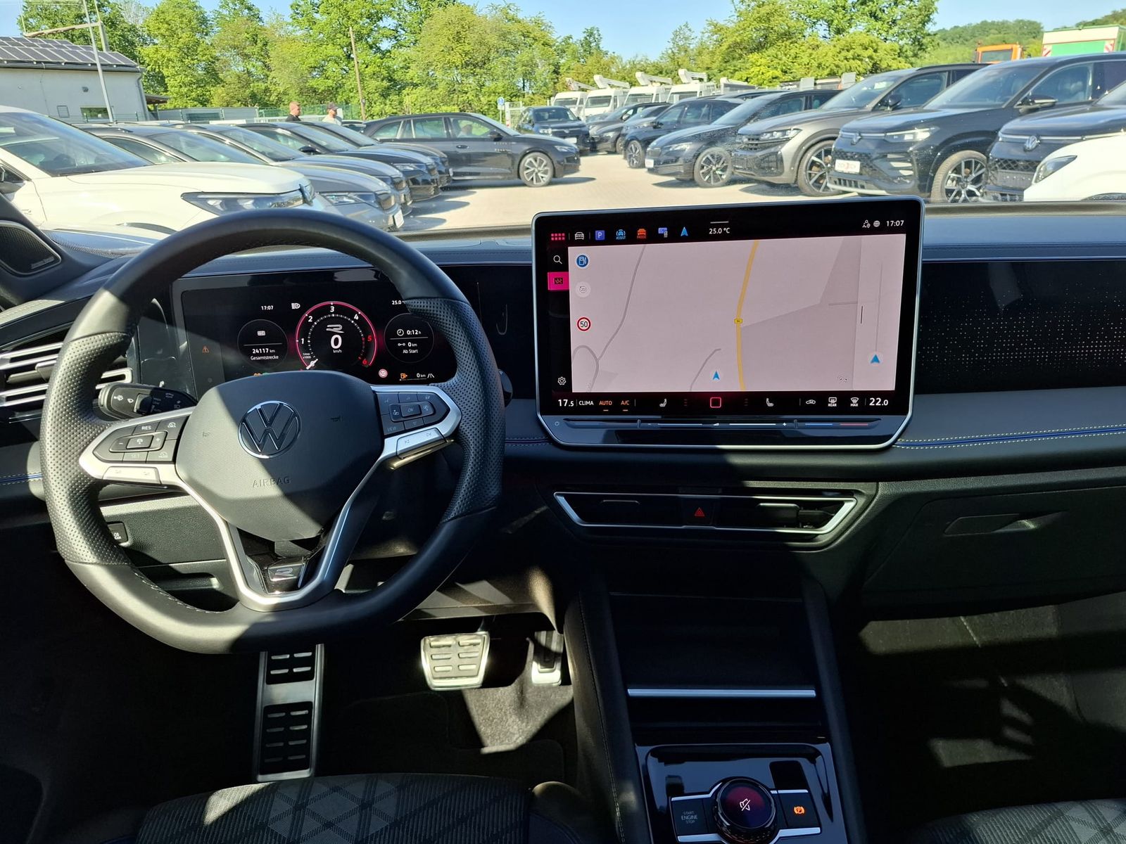 Fahrzeugabbildung Volkswagen Tiguan 2.0 TDI 4M R-Line BLACK*PAN*HK*AHK*MATRIX