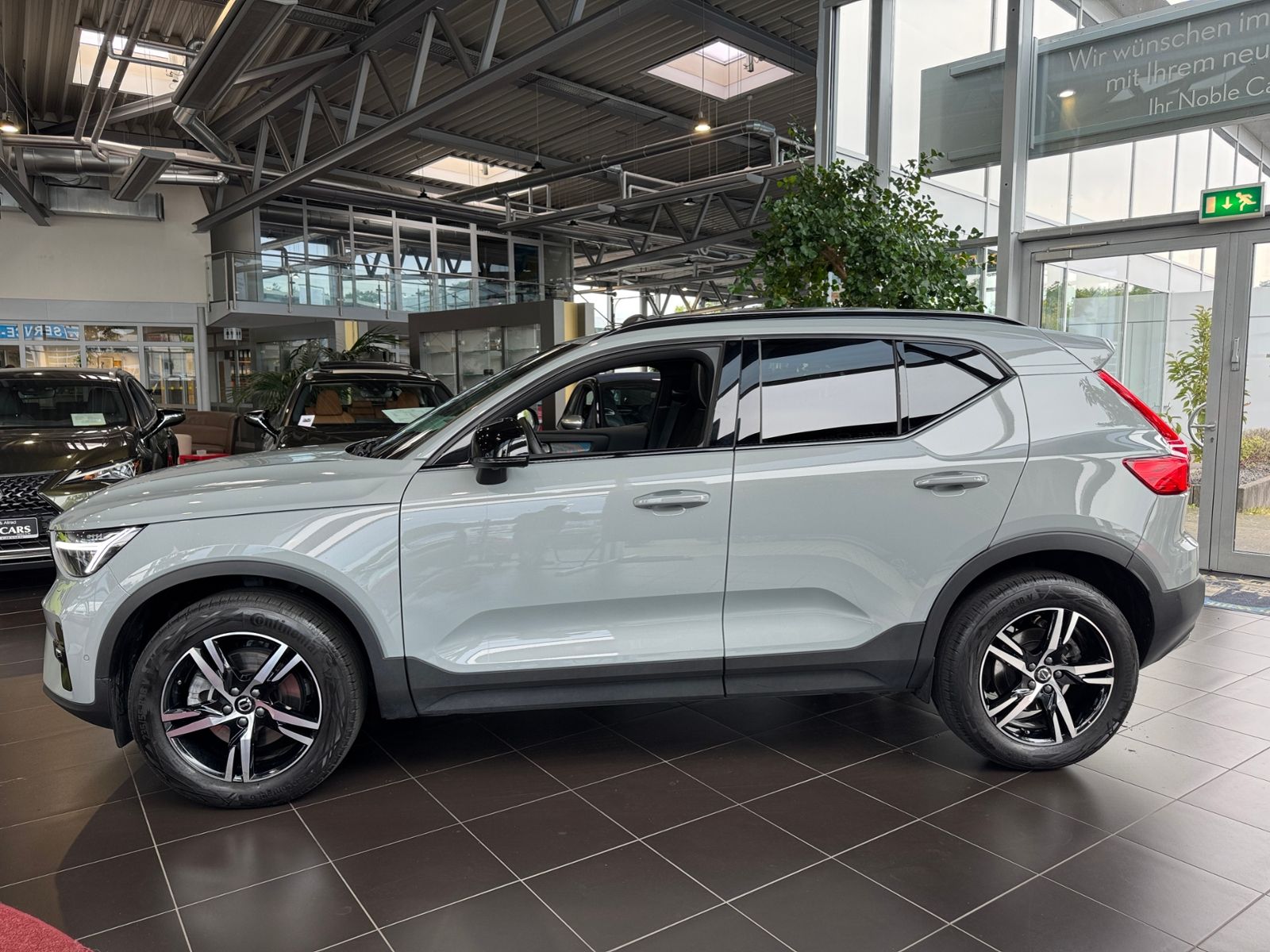 Fahrzeugabbildung Volvo XC40 Plus Dark 2WD NAVI LED AHK PANO