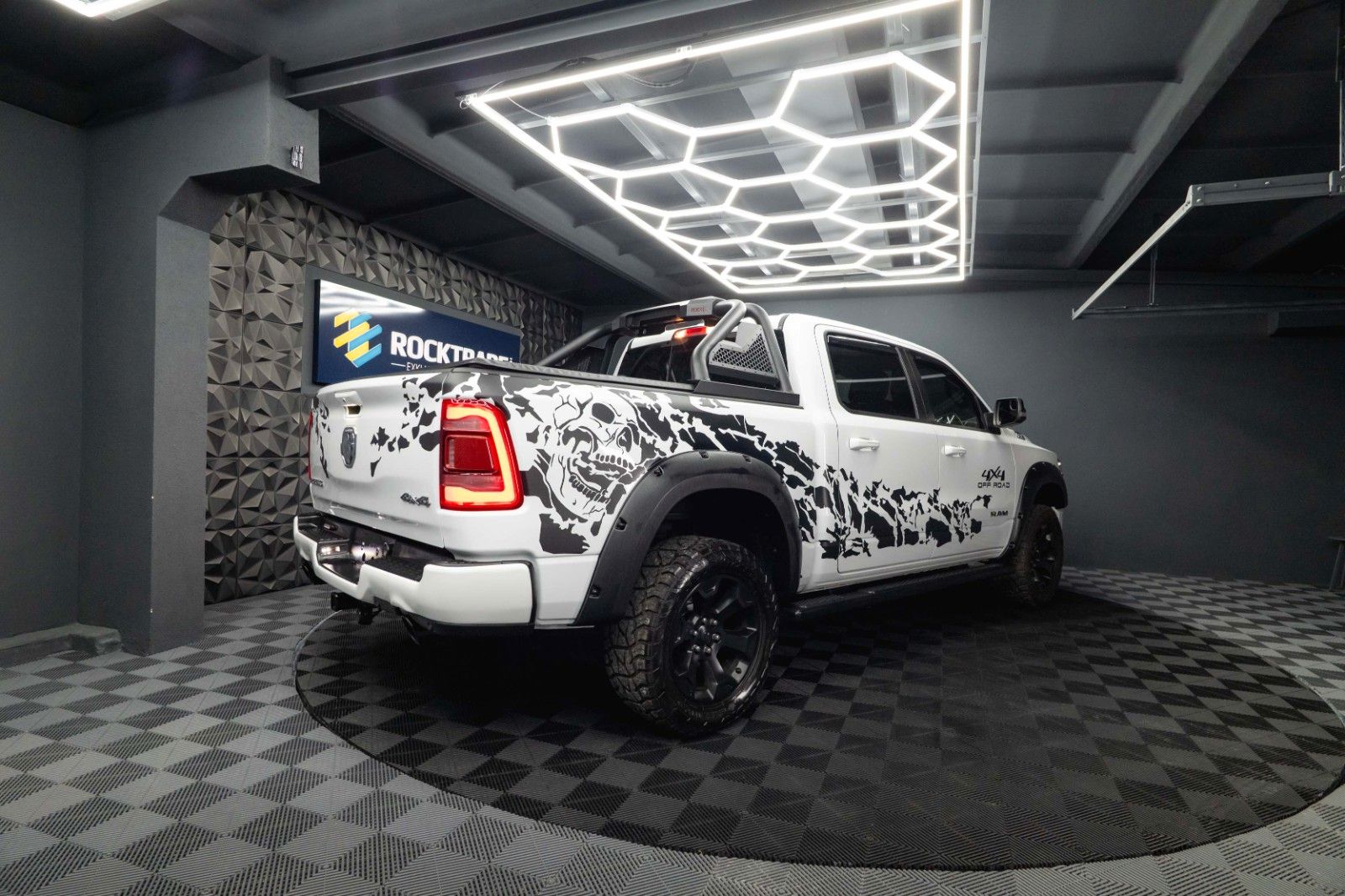 Fahrzeugabbildung Dodge RAM 5.7 V8 HEMI 4x4 OFFROAD Night-Paket Limited