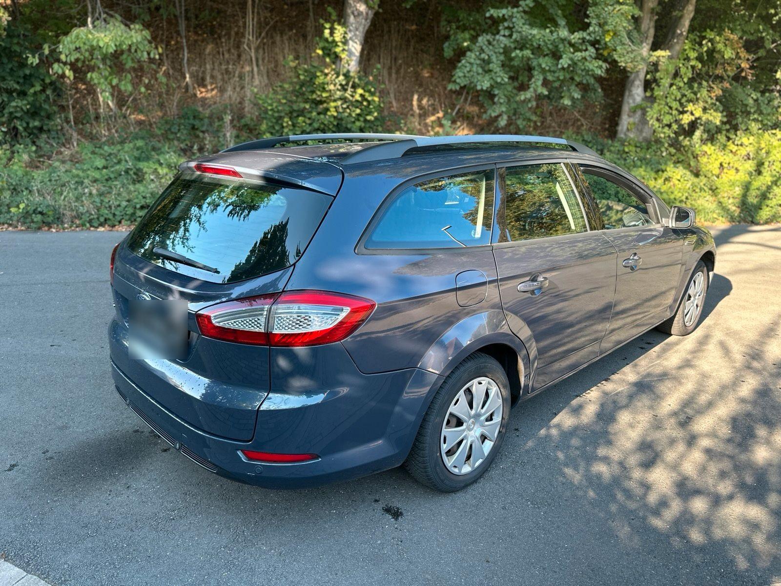 Ford Mondeo 2011 — rear view