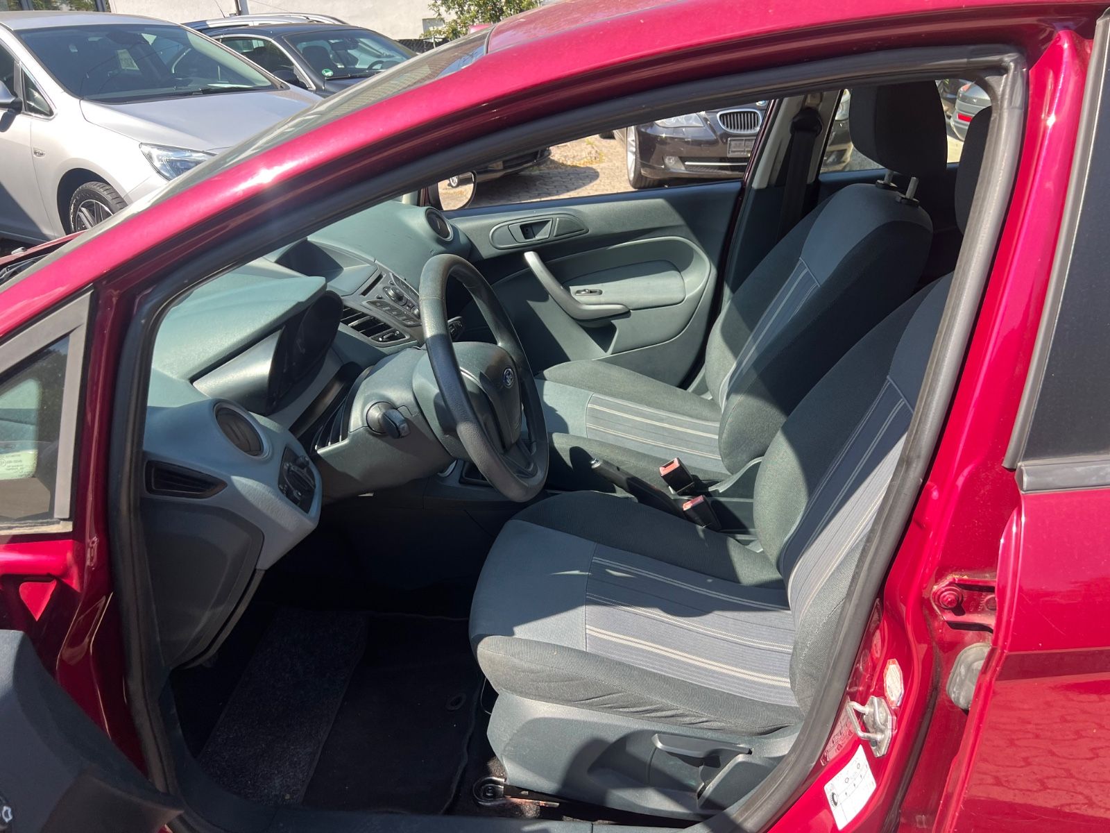 Fahrzeugabbildung Ford Fiesta Sonderlack * 2.HAND * TÜV NEU *
