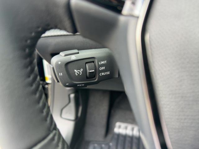Peugeot 2008 Hybrid 145 e-DSC Allure, Navi, 360° Kamera
