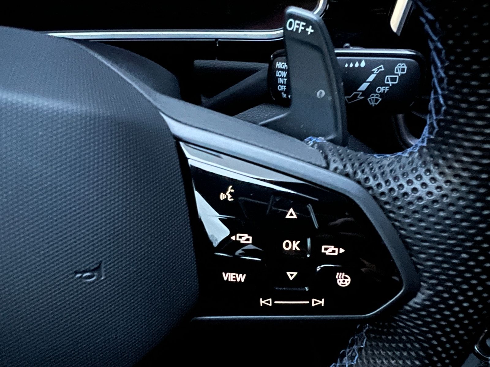 Fahrzeugabbildung Volkswagen T-Roc R 2.0 TSI DSG 4MOTION*AHK,Leder,Navi,Rückf