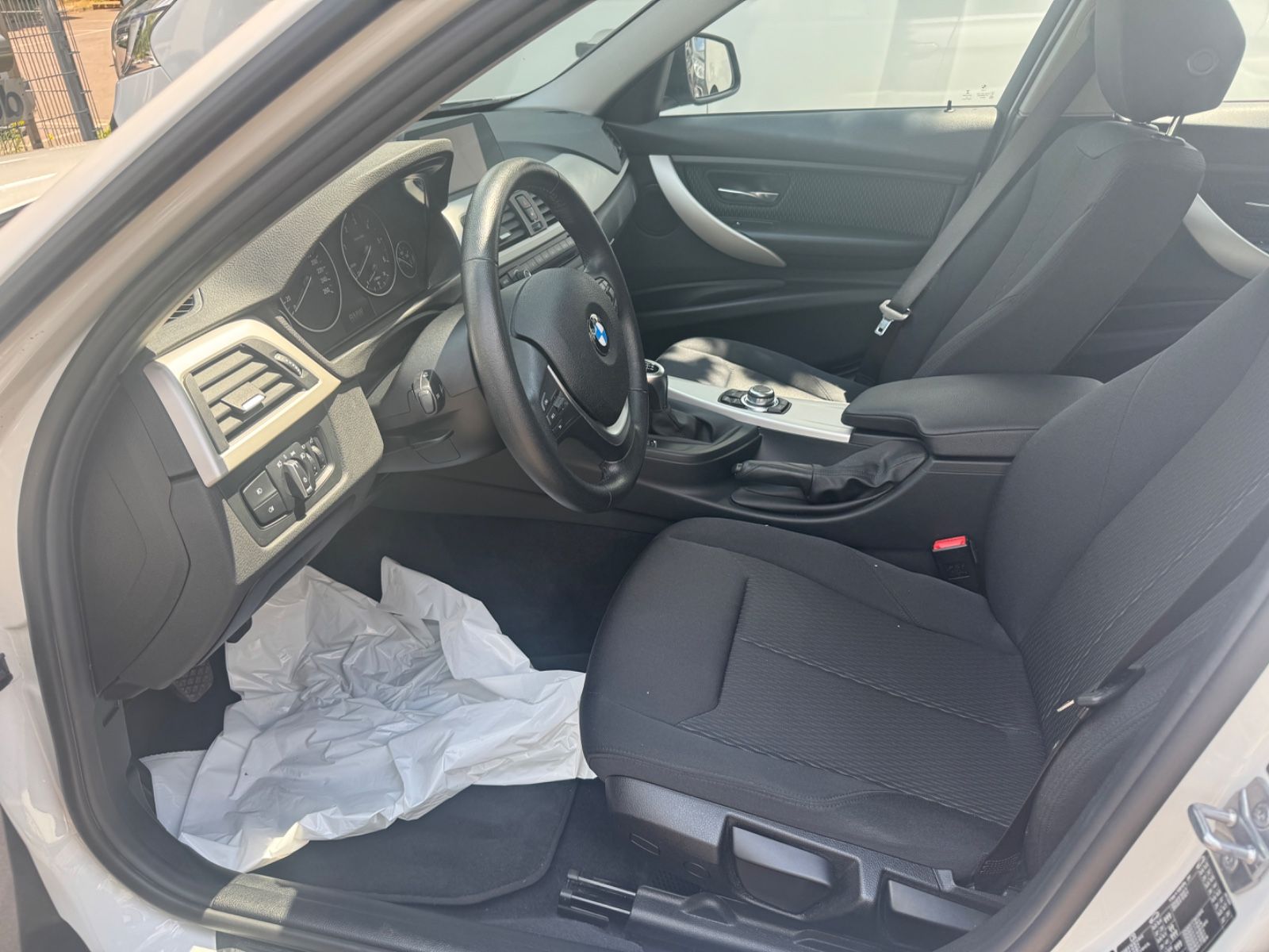 Fahrzeugabbildung BMW 318 Baureihe 3 Lim. 318 d xDrive Navi+Bluetooth