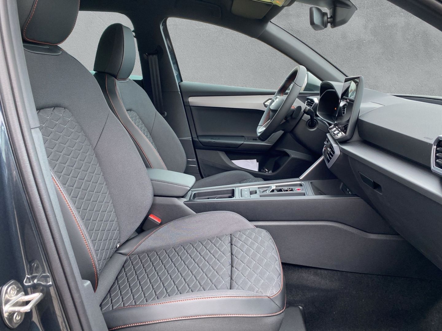 Fahrzeugabbildung SEAT Leon 1.5 eTSI 110 kW FR*NAVI*SHZ*Beats*PDC*CAM*
