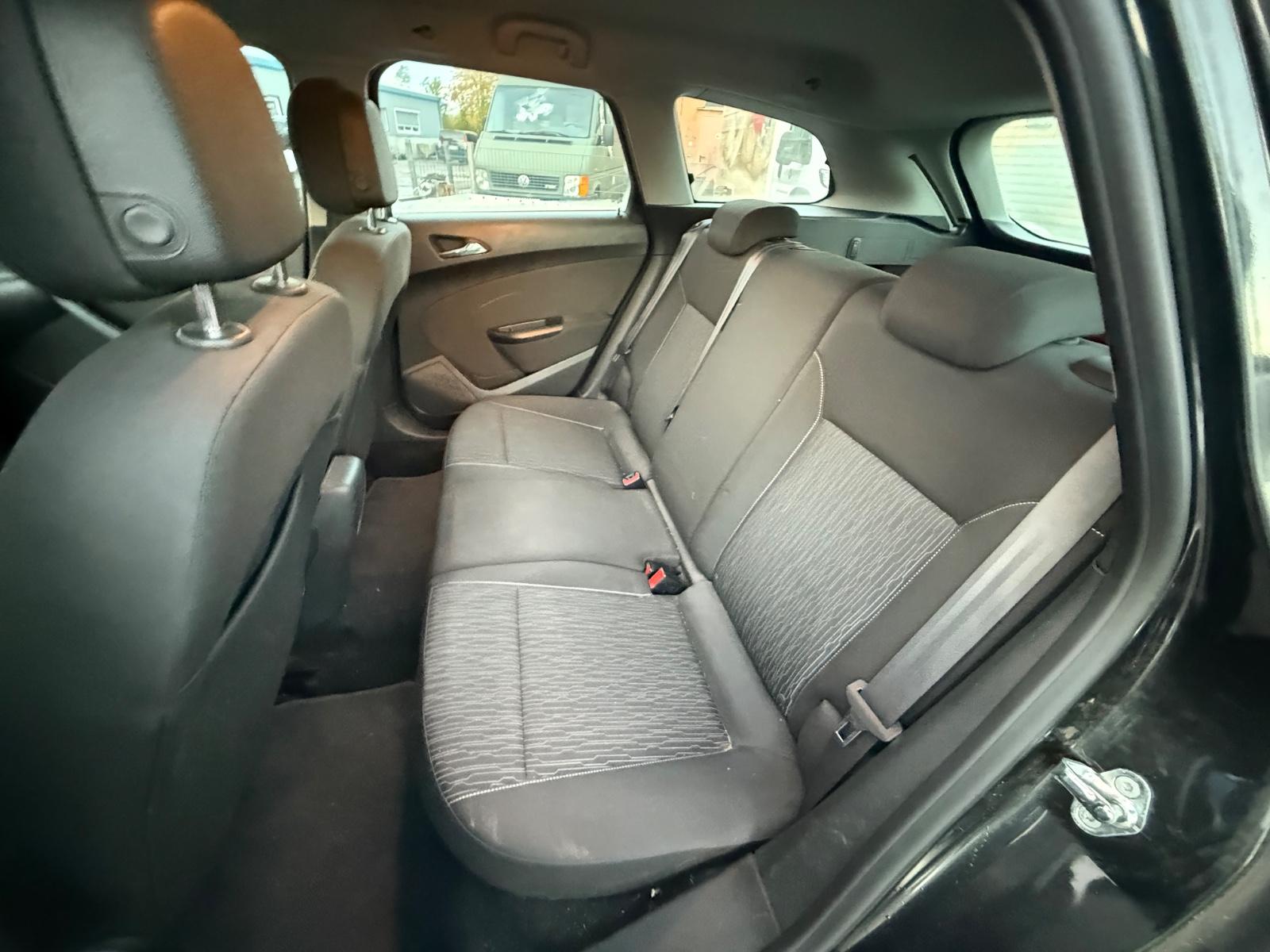Opel Astra 2015 — photo 24