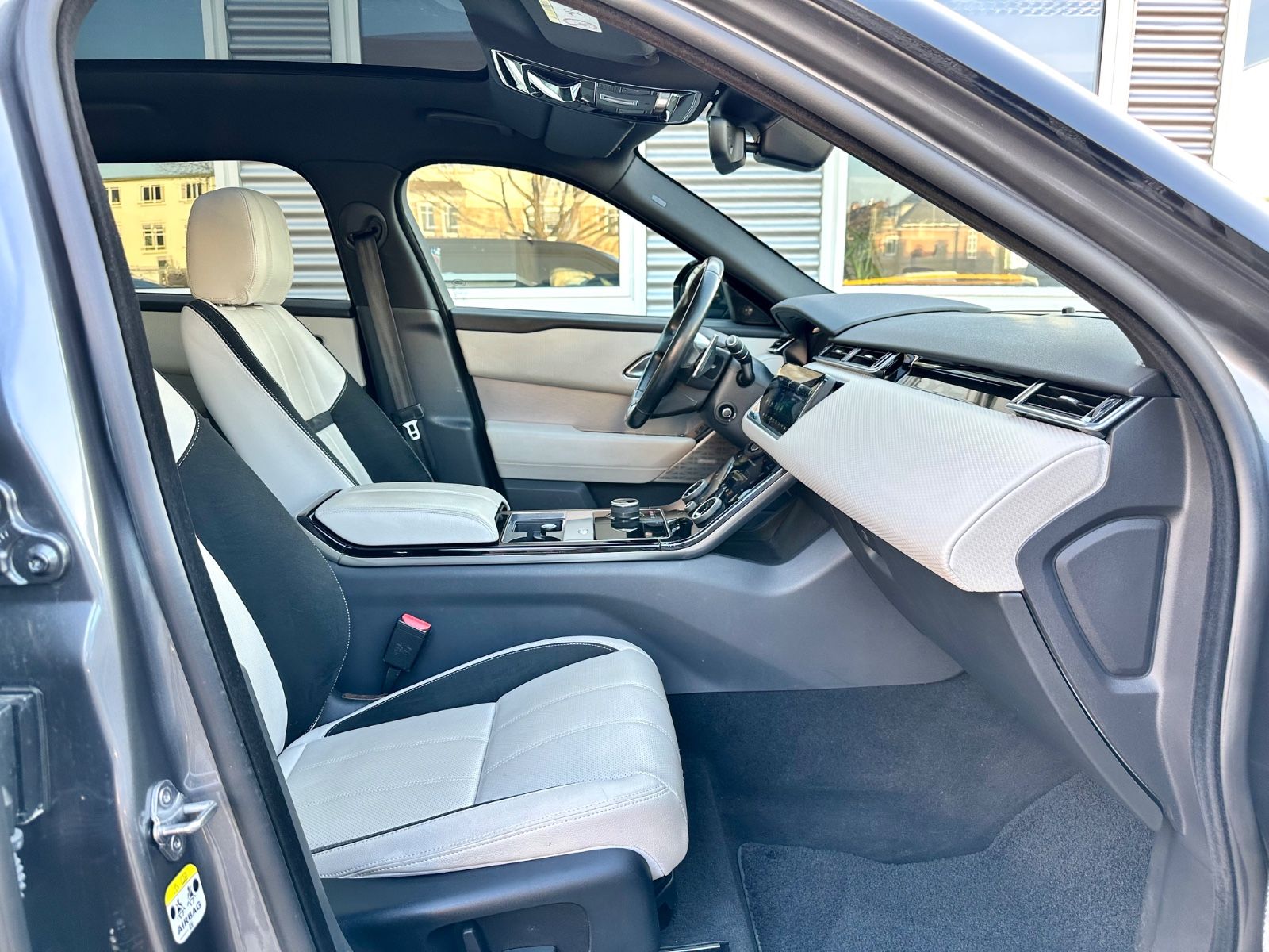 Fahrzeugabbildung Land Rover RANGE ROVER VELAR R-DYNAMIC*PANO+21`LM+MATRIX*