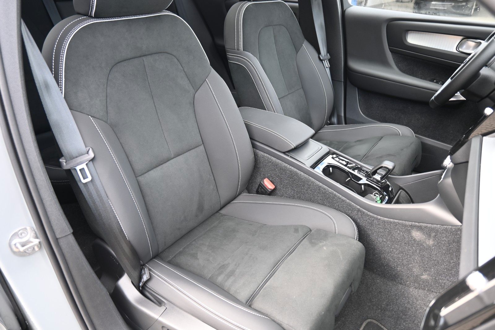 Fahrzeugabbildung Volvo XC40 B4 DKG Dark*PANO*STDHZG*360°*ACC*AHK*VOLL *