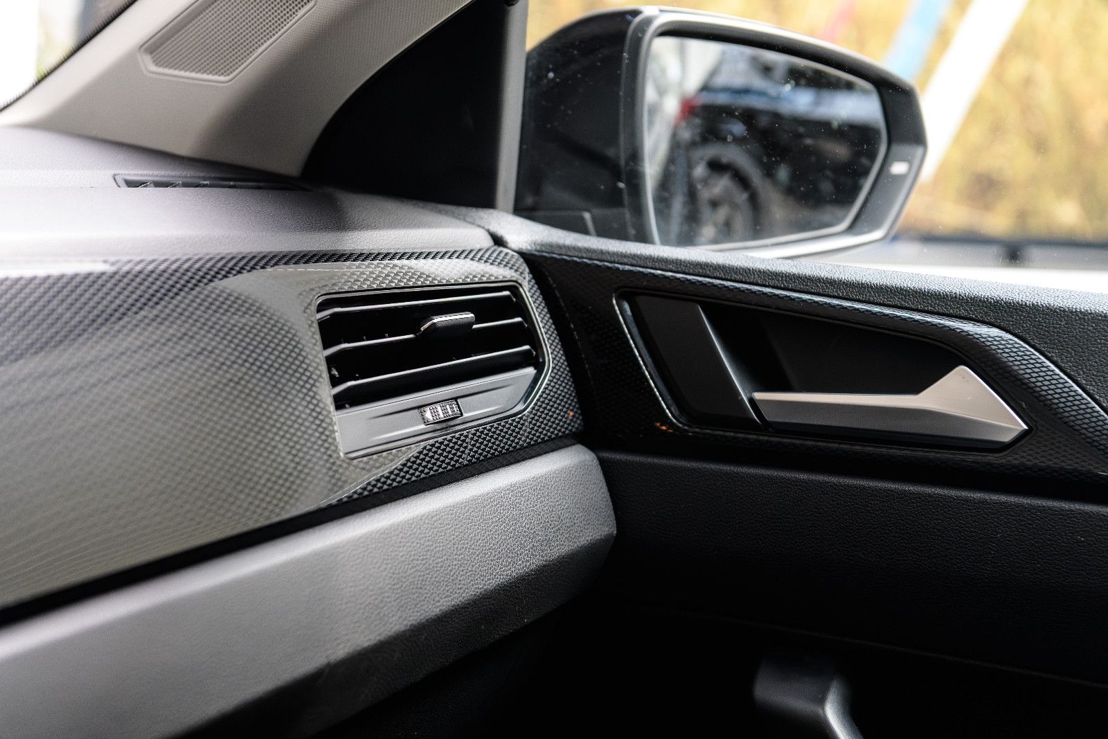 Fahrzeugabbildung Volkswagen Polo VI Life+LED+SHZ+NAVI+GJR+KEYLESS+DAB+AUTOMA