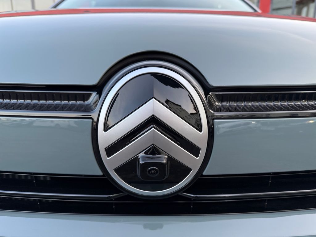 Fahrzeugabbildung Citroën C4 Hybrid 145 MAX - Schiebedach*Winter Paket