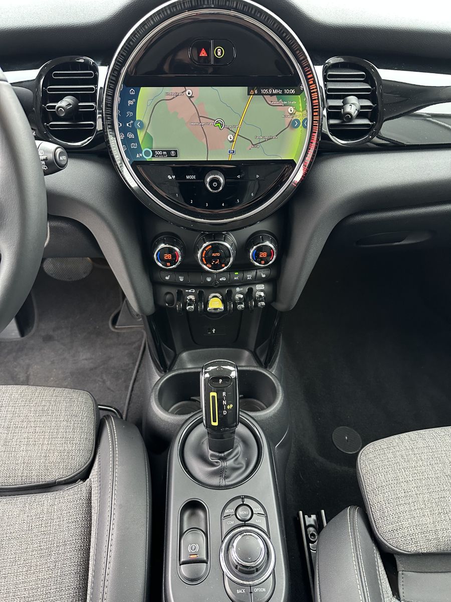 Fahrzeugabbildung MINI Cooper SE Classic Trim NAV+LED+SHZ+DRASSISTANT