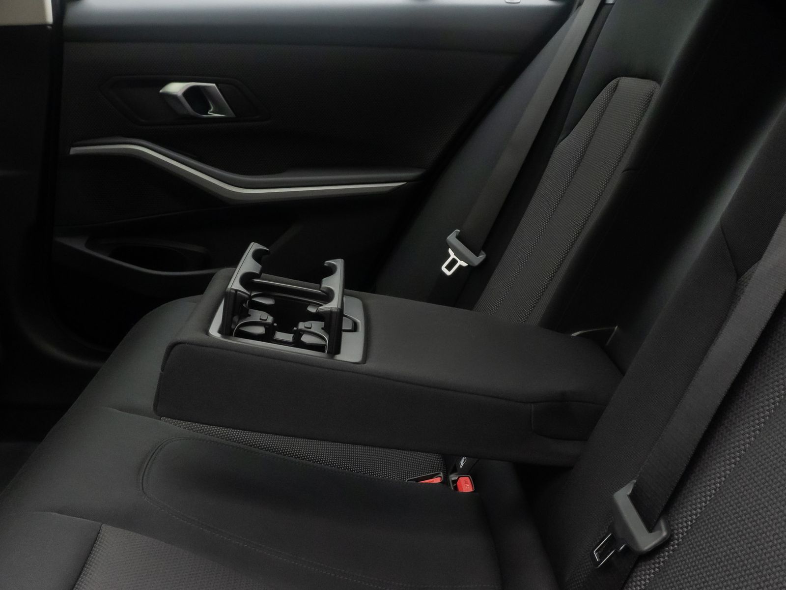 Fahrzeugabbildung BMW 330i xD Alarm AHK DAB Panorama Individual Sport