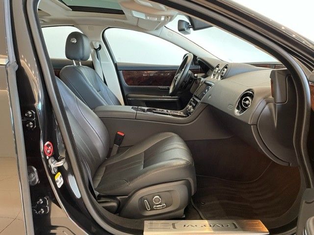 Fahrzeugabbildung Jaguar XJ 30d Luxury mit 4 Zonen Klimaautomatik