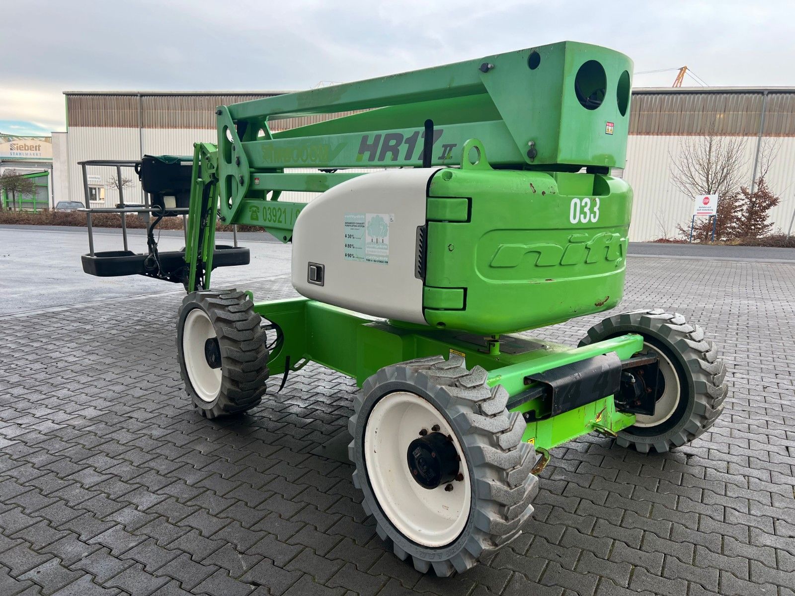Fahrzeugabbildung Niftylift HR17D 4X4 / 1.636h / 17m Arbeithöhe