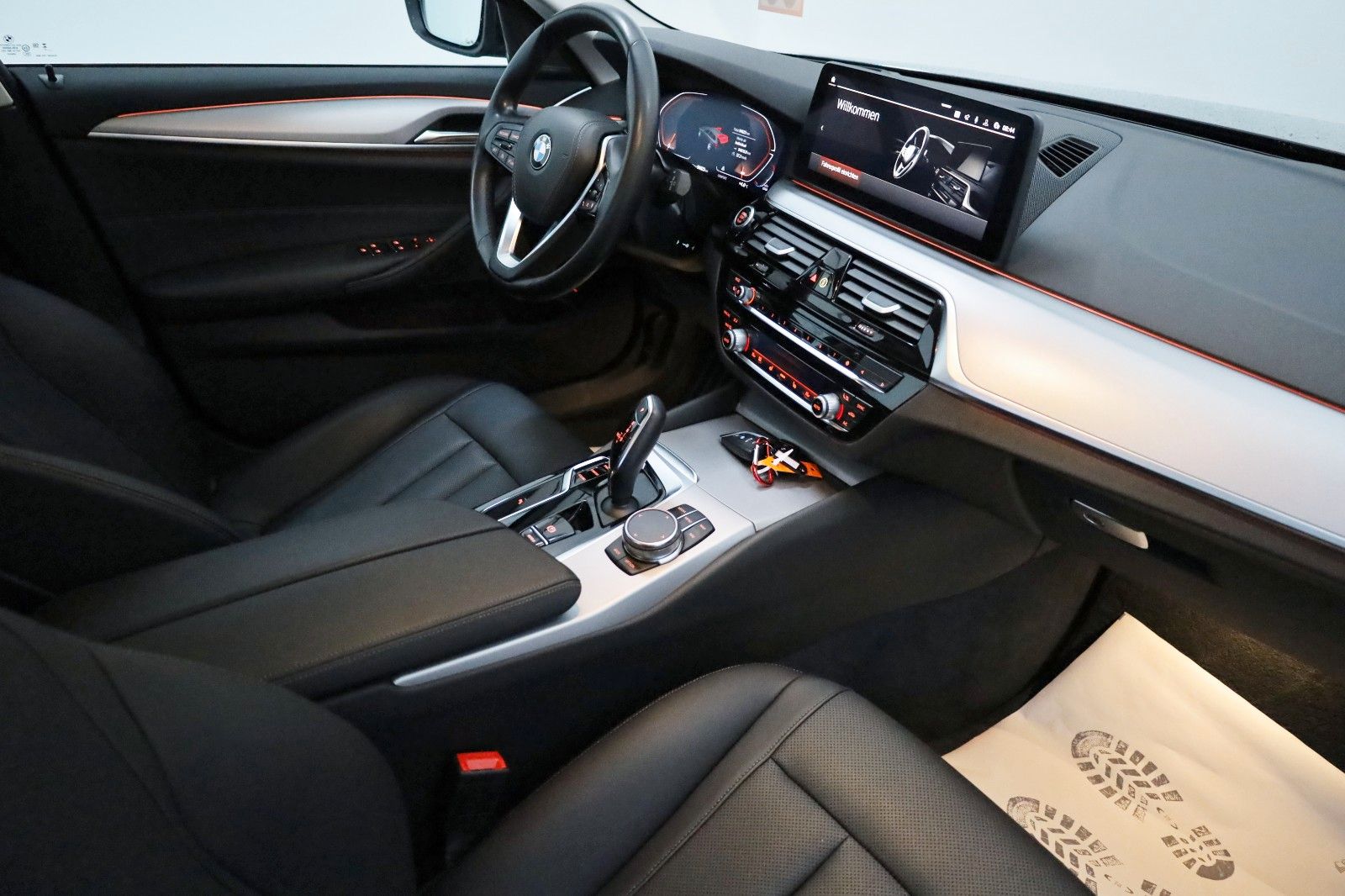 Fahrzeugabbildung BMW 530dA xDrive Touring Leder,Navi,Laser,HeadUp,SH