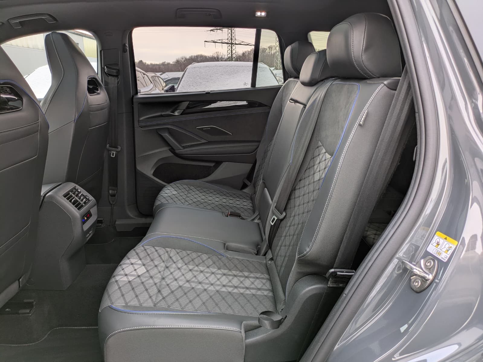 Fahrzeugabbildung Volkswagen Tayron 2.0 TDI 4M R-Line BLACK*7S*IQ-L.*PANO*HUD